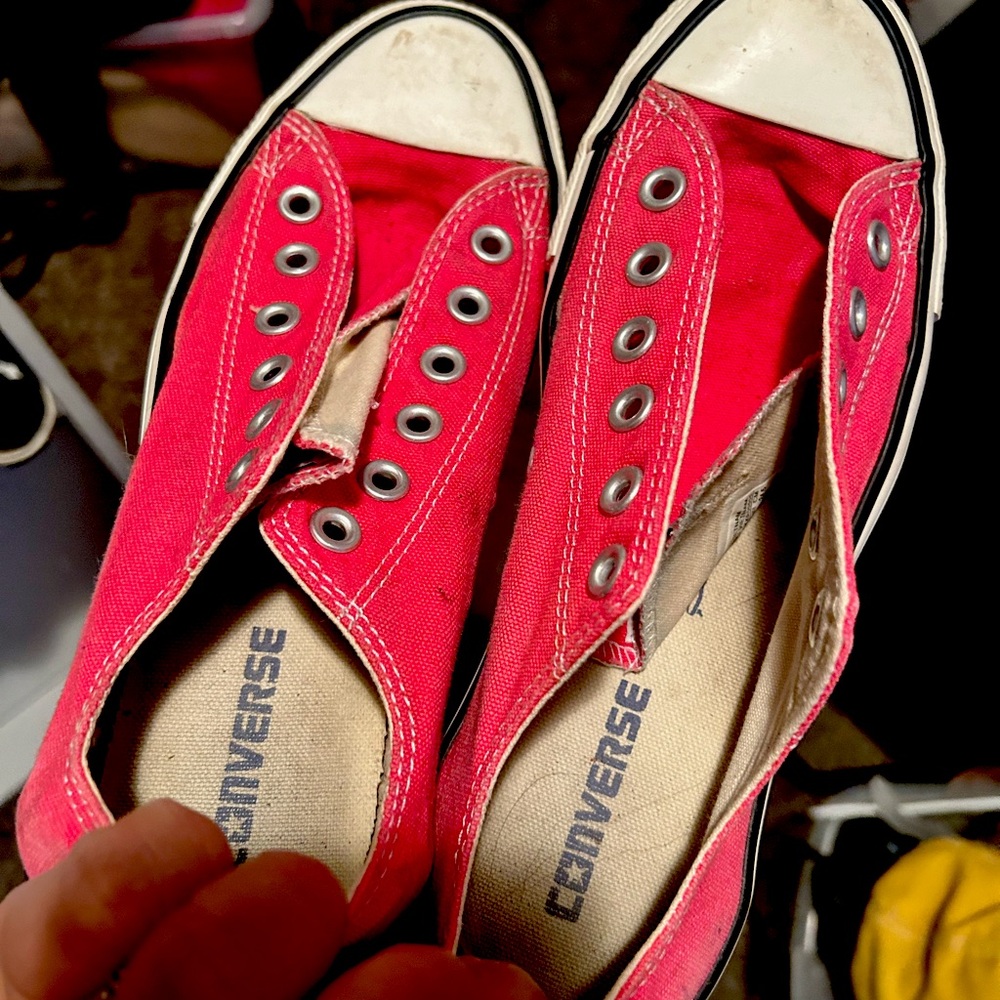 Dark pink converses men’s